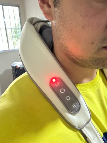 Customer review for the Vixaon Aura Deep Relief Massager showing a real user experience and everyday wellness satisfaction.